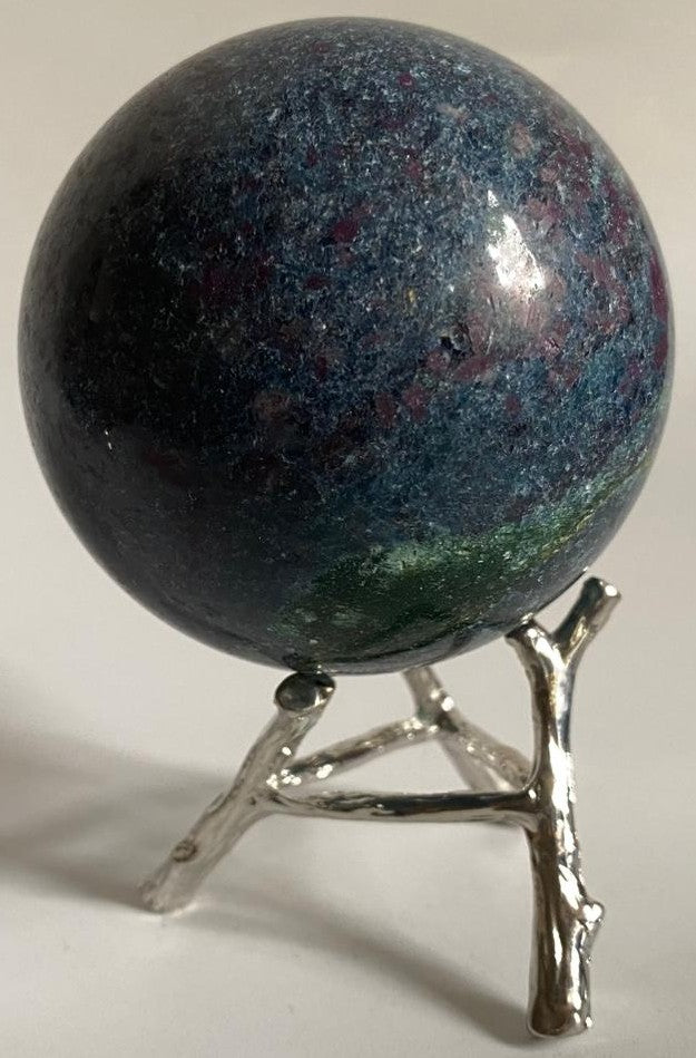 Sfera unicat de 7cm din piatra semipretioasa de corindon in cianit pe suport din metal cu fundal alb
