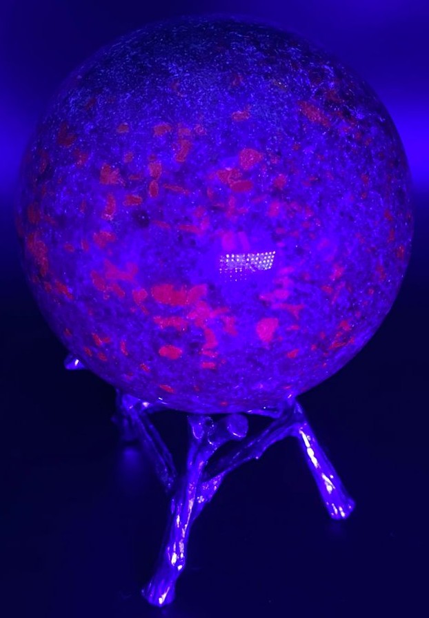 Sfera decorativa de 7cm din piatra semipretioasa de corindon in cianit pe suport din metal sub lumina UV