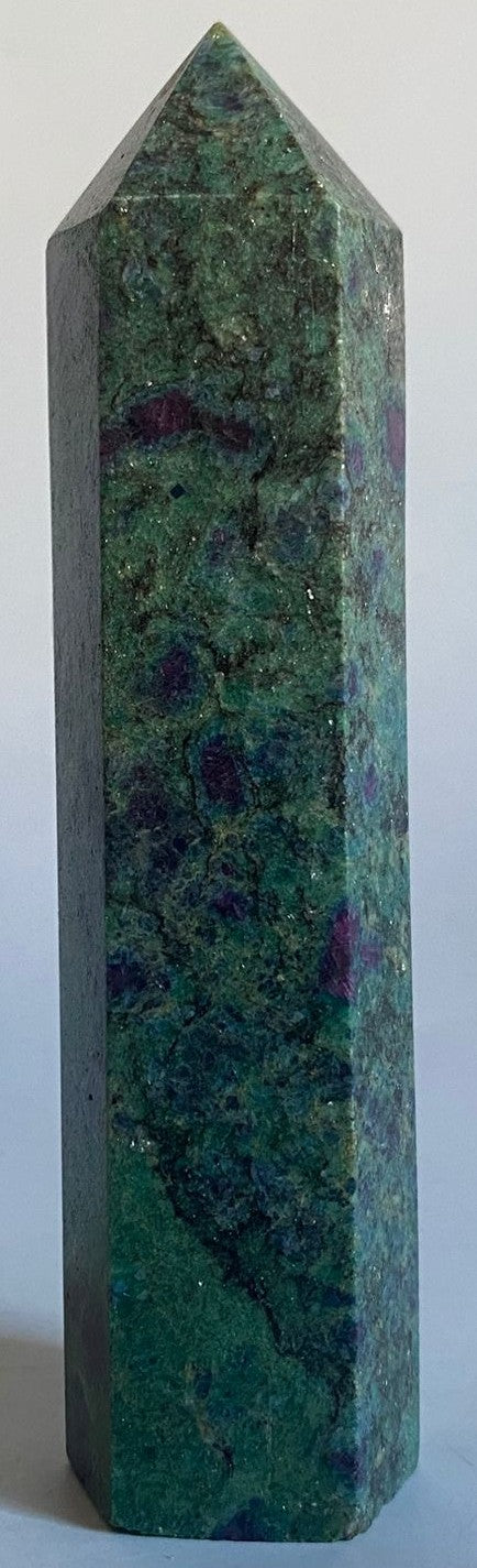 Obelisc de 11.6cm din cristal de corindon in fucsit cu fundal alb