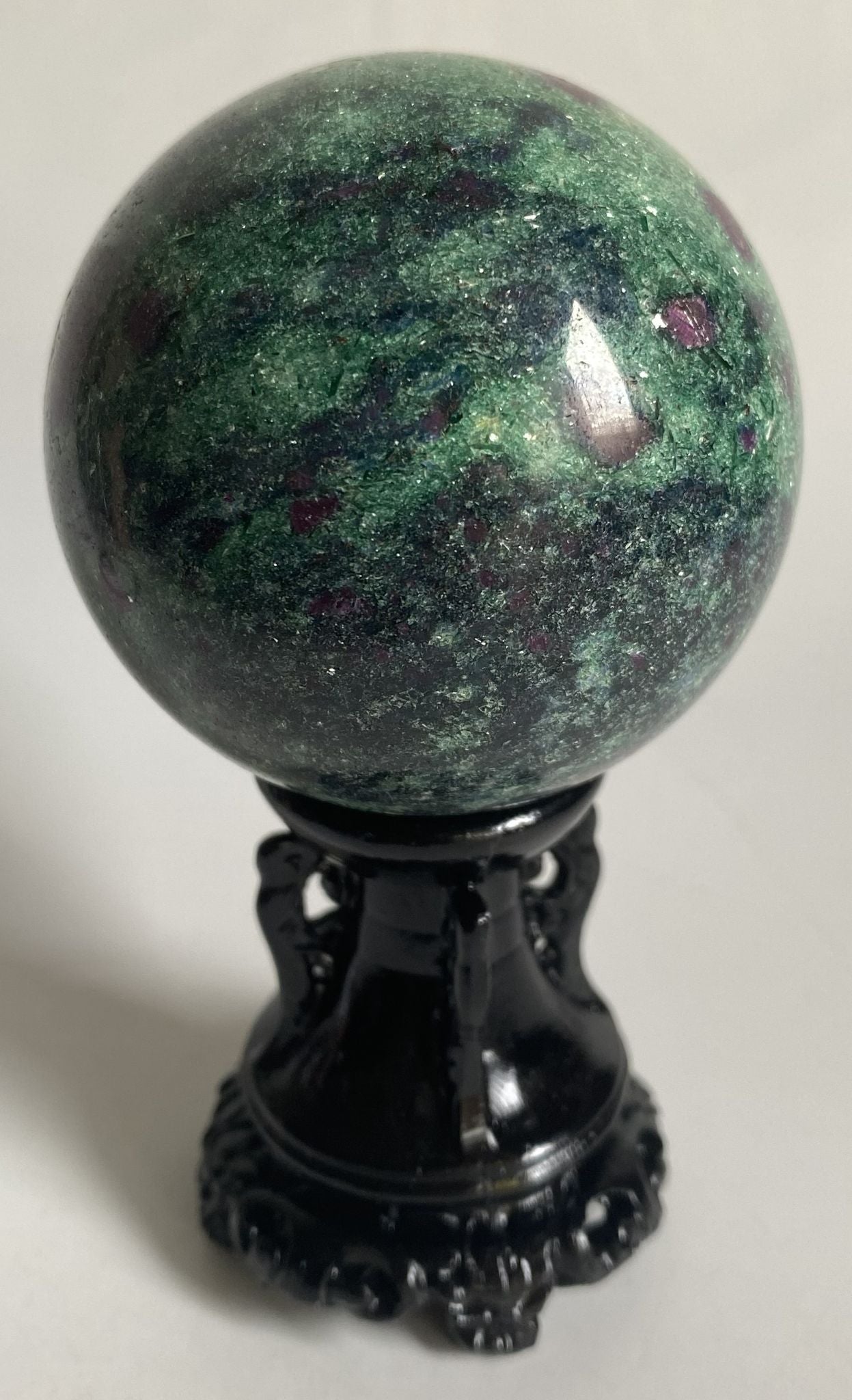 Sfera de 6.2cm din piatra semipretioasa de corindon in fucsit pe suport decorativ cu fundal alb