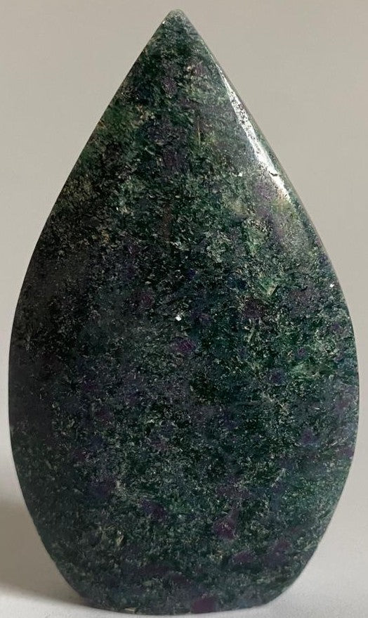 Sculptura de 7.9cm din piatra semipretioasa de corindon in cianit pe fundal alb