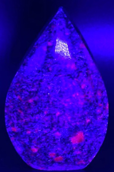 Sculptura de 7.9cm din piatra semipretioasa de corindon in cianit sub lumina UV