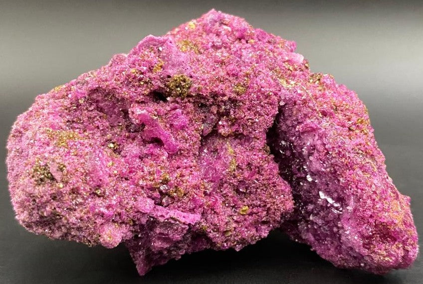Specimen din piatra semipretioasa de corindon rosu pe fundal negru