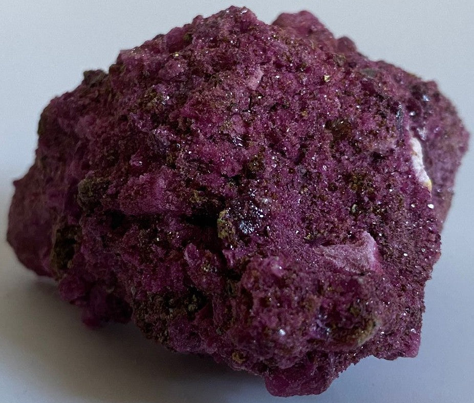 Specimen din cristal de corindon rosu pe fundal alb