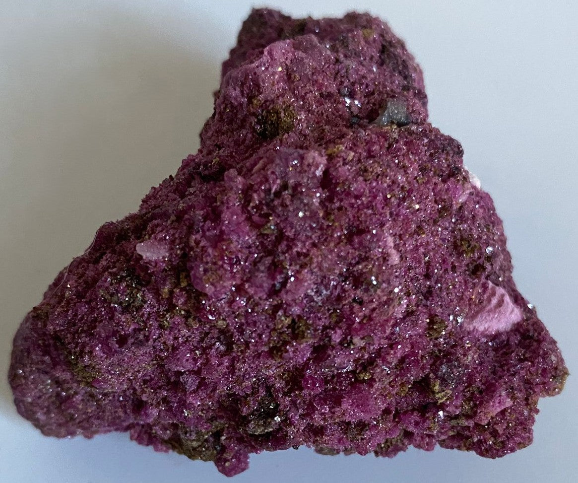 Specimen de 6.5cm din piatra semipretioasa de corindon rosu pe fundal alb