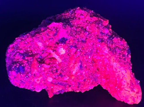 Specimen de 6.5cm din piatra semipretioasa de corindon rosu sub lumina UV