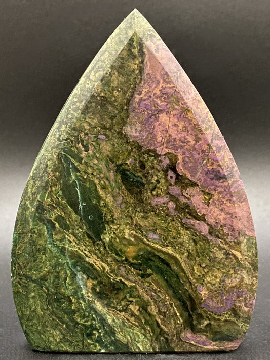 Sculptura din piatra semipretioasa de corindon rosu pe fundal negru