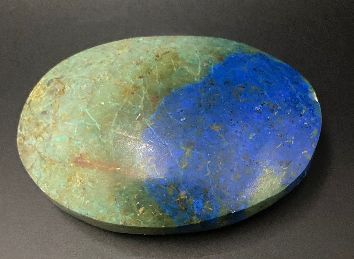 Palm Stone din piatra semipretioasa de crisocola pe fundal negru