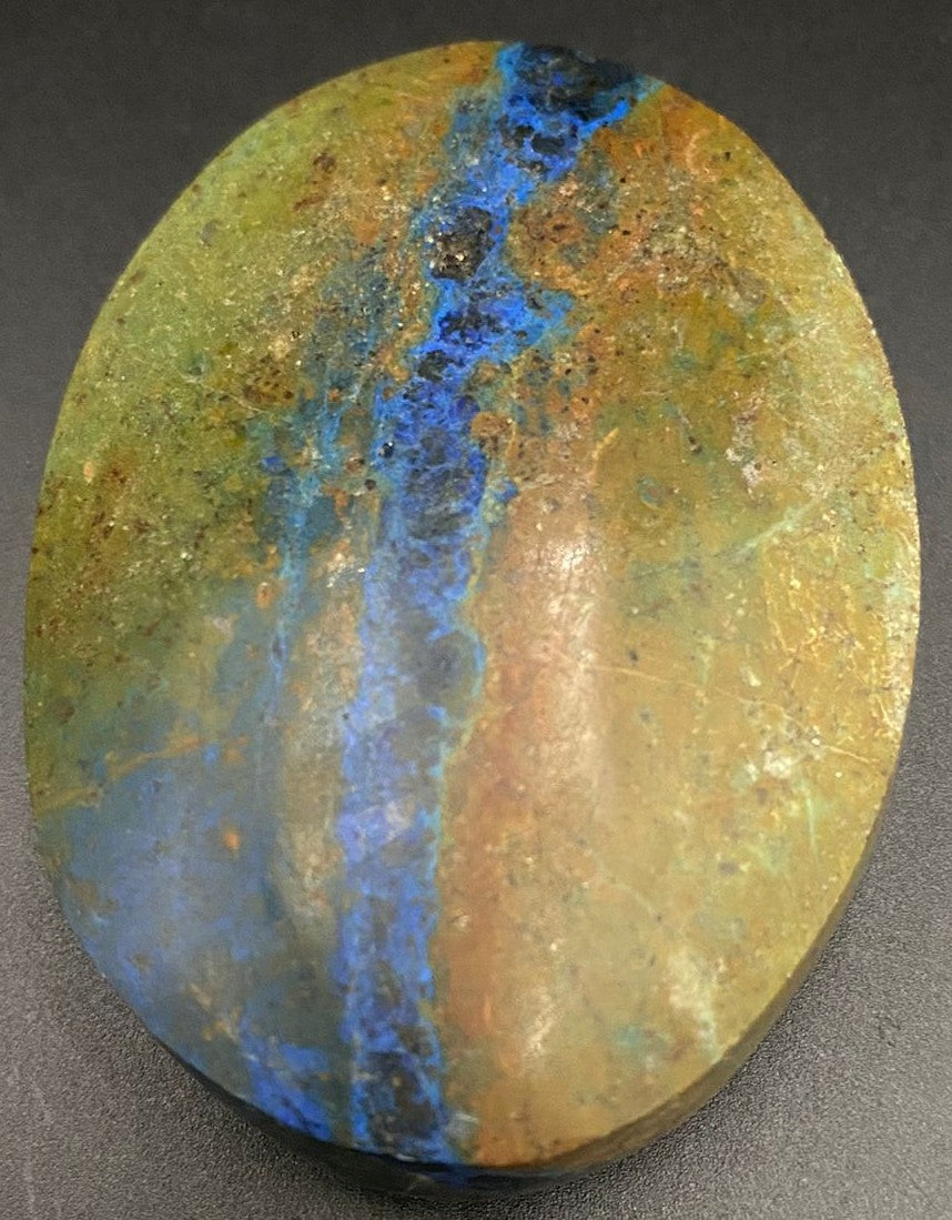 Palm Stone din piatra semipretioasa de crisocola pe fundal negru