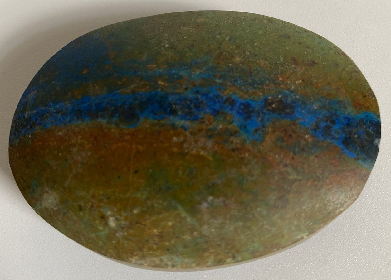 Palm Stone de 6.7cm din piatra semipretioasa de crisocola pe fundal alb
