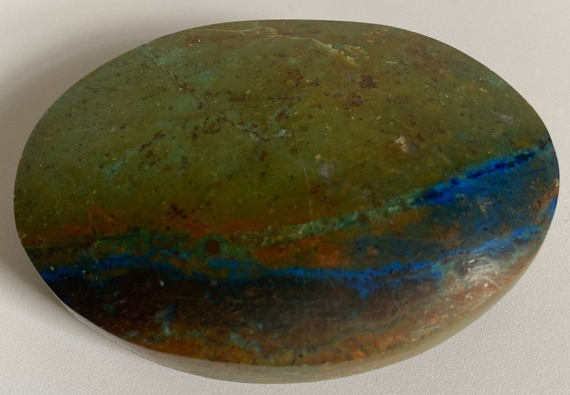 Palm Stone de 6.7cm din cristal de crisocola pe fundal alb
