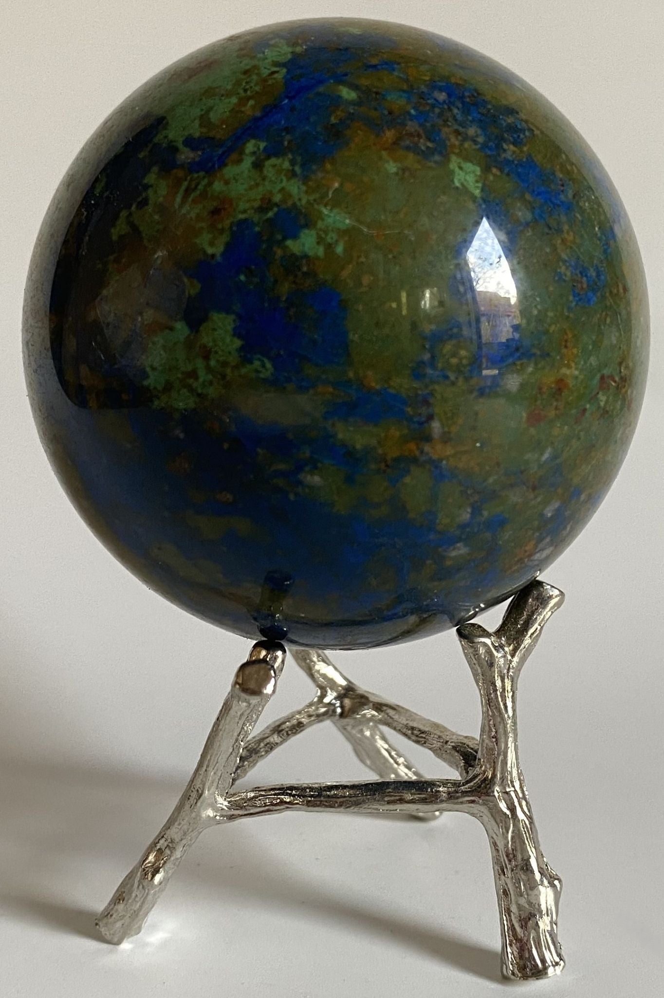 Sfera din cristal de crisocola pe suport metalic cu fundal alb