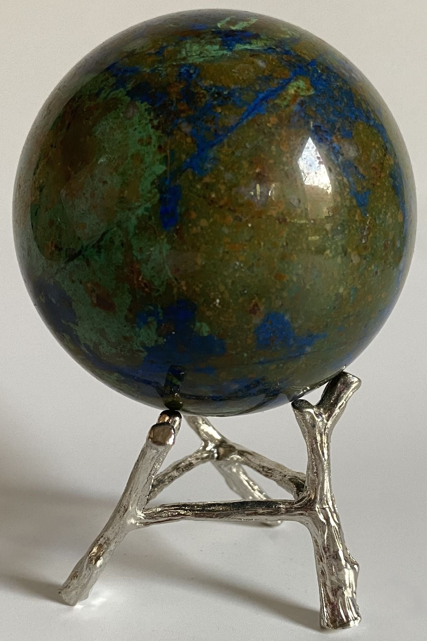 Sfera de 6.6cm din piatra semipretioasa de crisocola pe suport metalic cu fundal alb