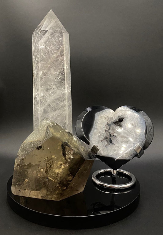 Set de cristale din cuart transparent, agat negru si cuart fumuriu pe disc de obsidian cu fundal negru