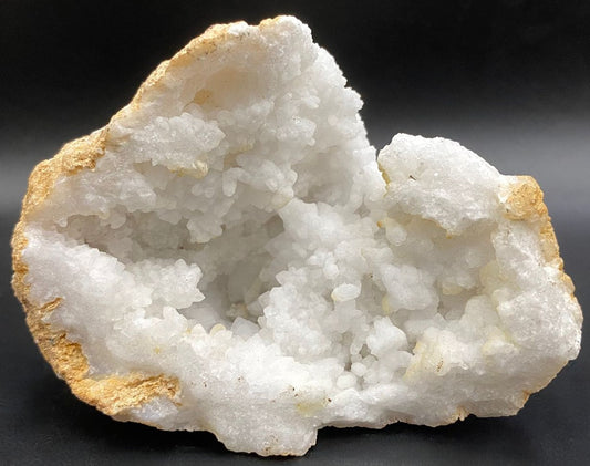 Geoda din piatra semipretioasa de cuart alb pe fundal negru