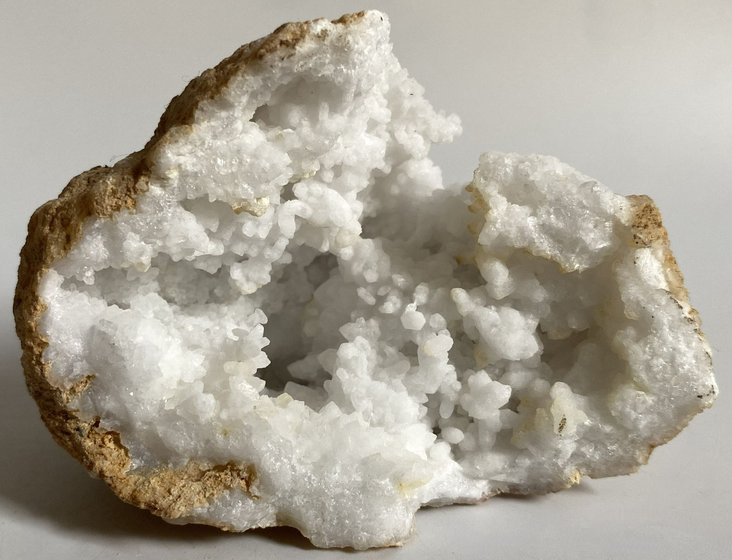 Geoda din cristal de cuart alb pe fundal alb