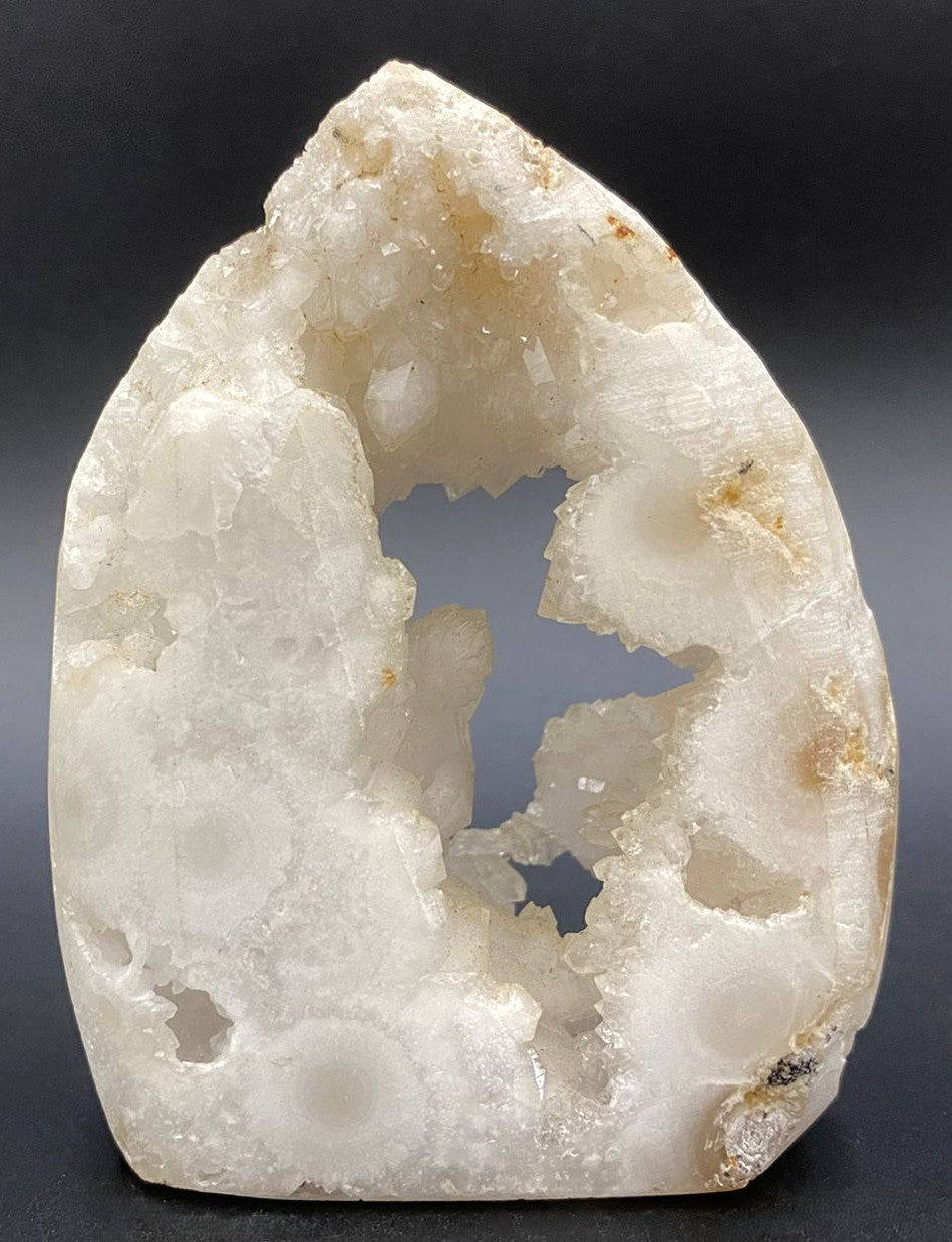 Sculptura din piatra semipretioasa de cuart alb pe fundal negru