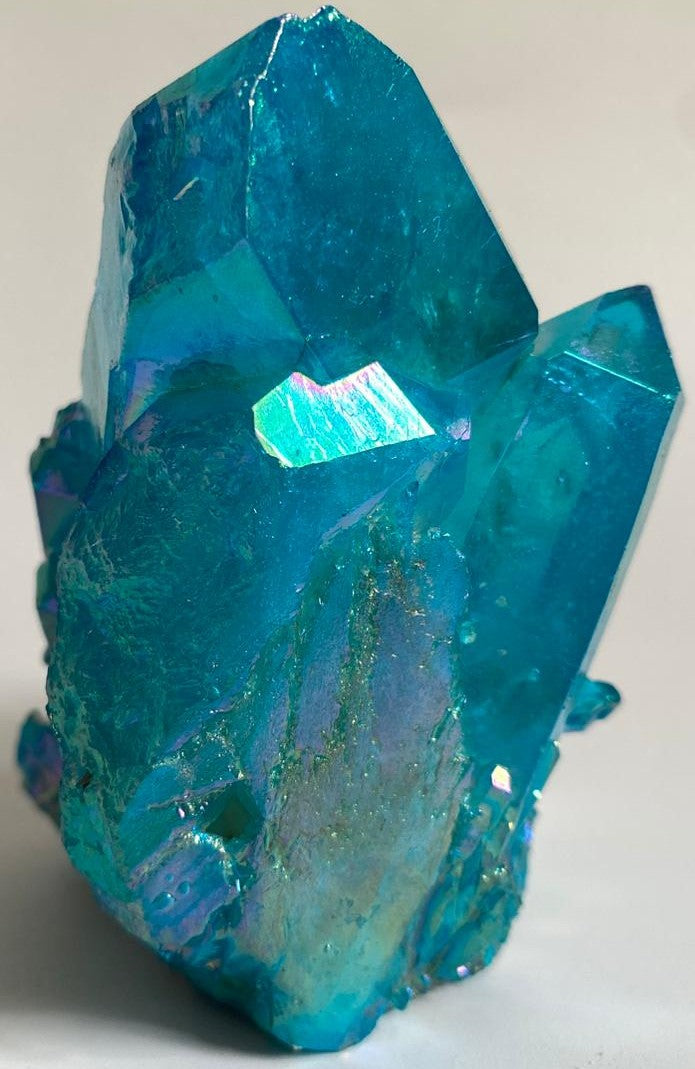 Cluster din cristal de cuart aura albastru pe fundal alb