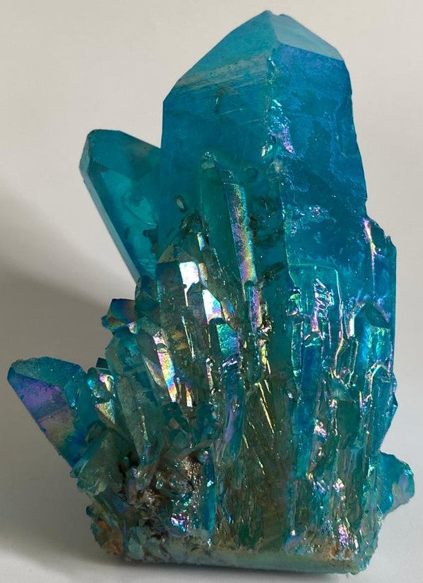 Cluster de 9cm din cristal de cuart aura albastru pe fundal alb