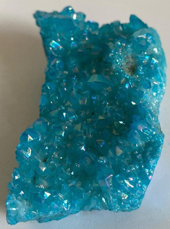Cluster din cristal de cuart aura albastru pe fundal alb