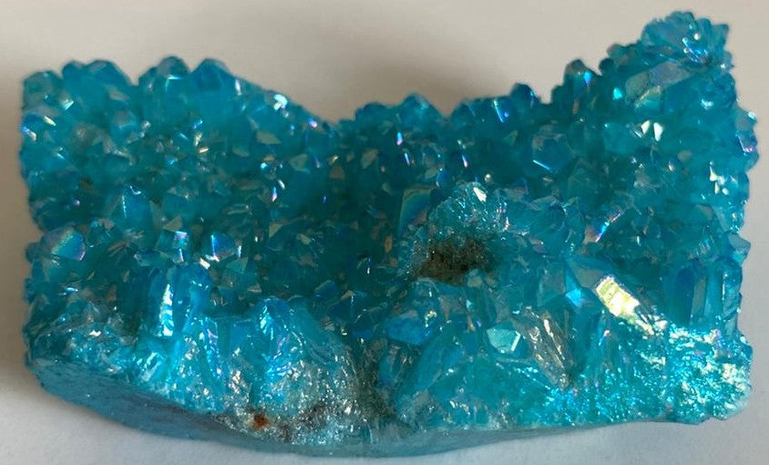 Cluster de 6.9cm din piatra semipretioasa de cuart aura albastru pe fundal alb