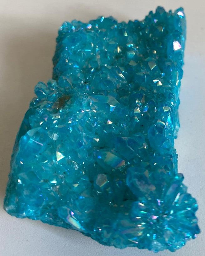 Cluster de 6.9cm din cristal de cuart aura albastru pe fundal alb