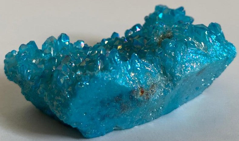 Cluster decorativ de 6.9cm din piatra semipretioasa de cuart aura albastru pe fundal alb