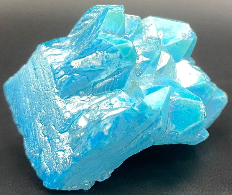 Cluster din piatra semipretioasa de cuart aura bleu pe fundal negru