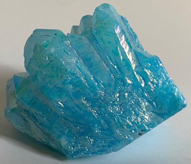 Cluster din cristal de cuart aura bleu pe fundal alb