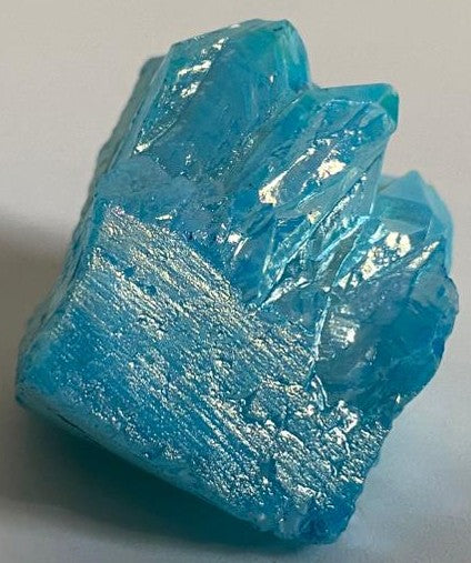 Cluster de 4.1cm din piatra semipretioasa de cuart aura bleu pe fundal alb