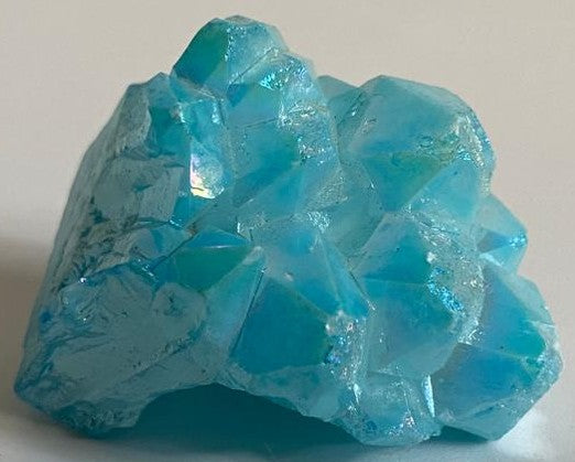 Cluster de 4.1cm din cristal de cuart aura bleu pe fundal alb