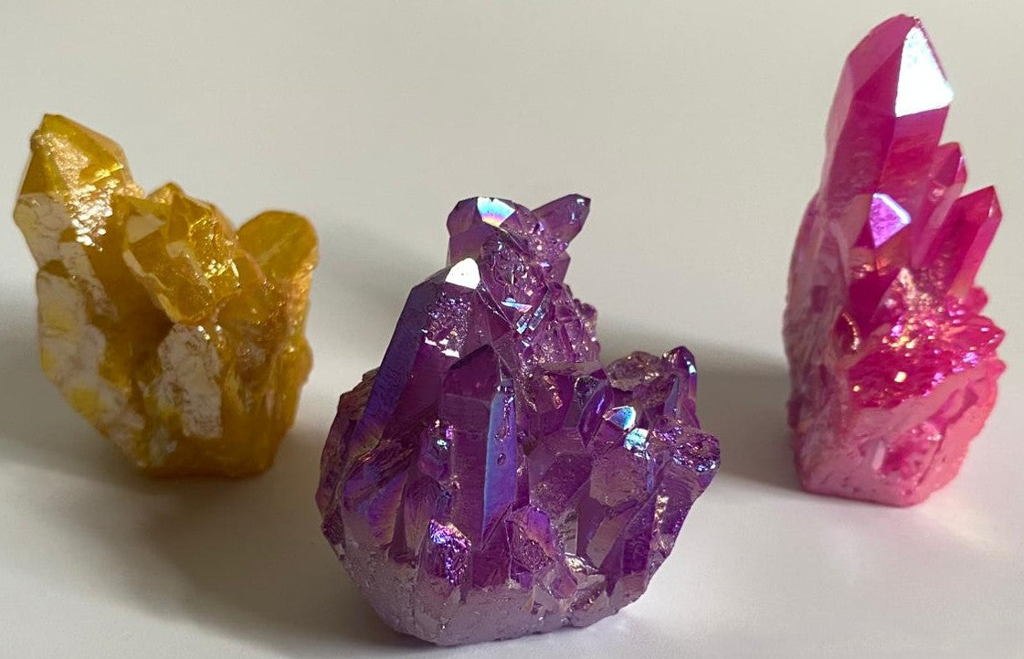 Set clustere colorate din cristal de cuart aura pe fundal alb