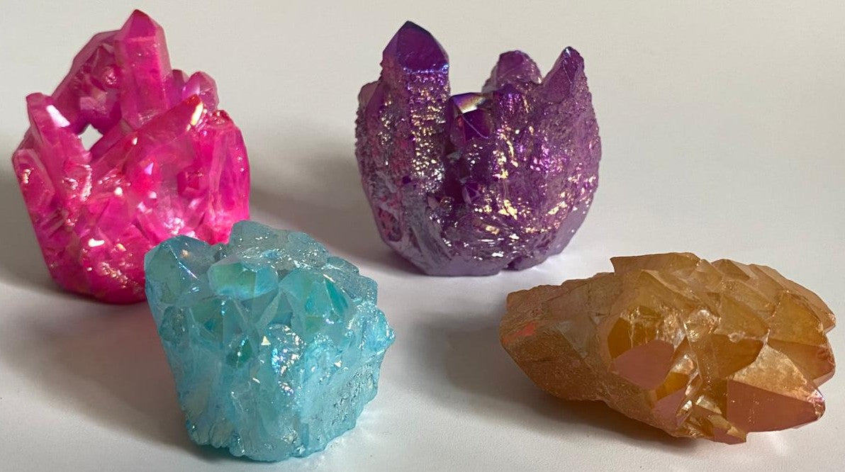 Clustere din cristal de cuart aura pe fundal alb