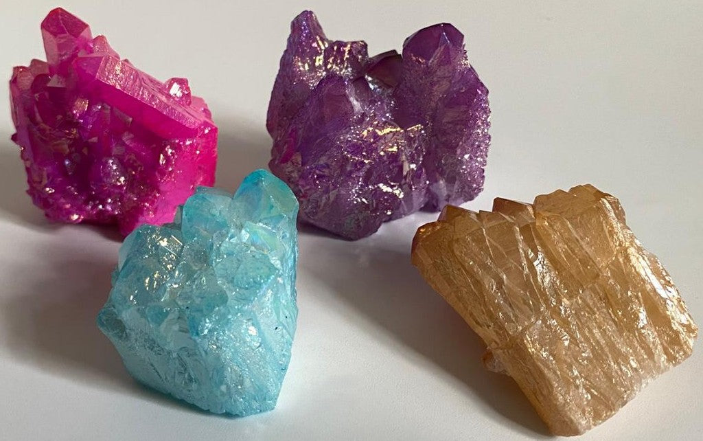 Clustere colorate din cristal de cuart aura pe fundal alb