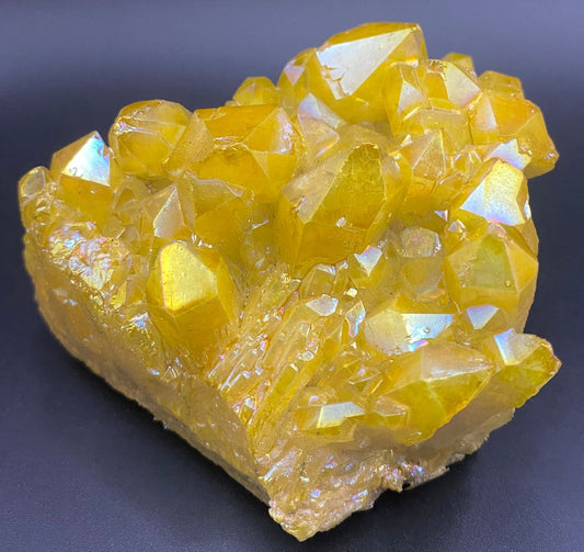 Cluster din piatra semipretioasa de cuart aura galben pe fundal negru