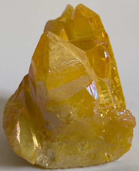 Cluster din cristal de cuart aura galben pe fundal alb