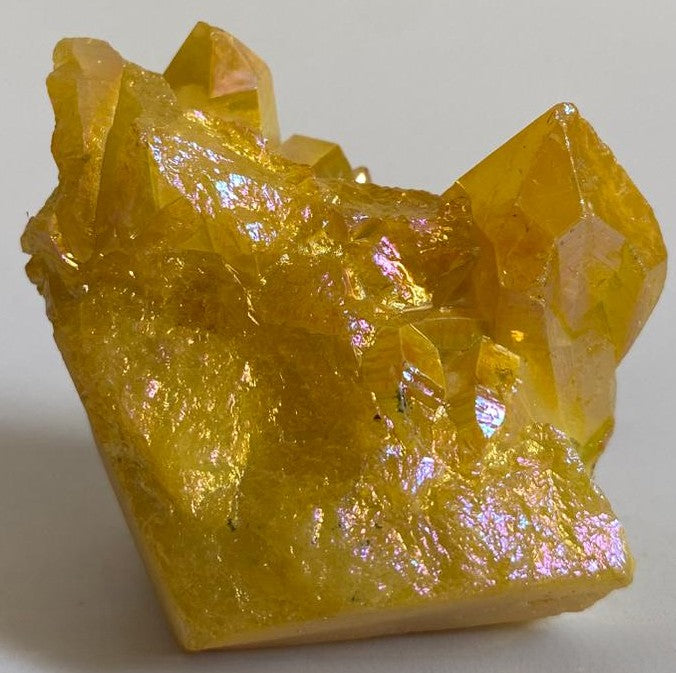 Cluster de 5.6cm din piatra semipretioasa de cuart aura galben pe fundal alb