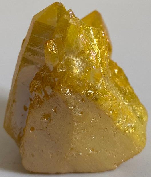 Cluster de 5.6cm din cristal de cuart aura galben pe fundal alb