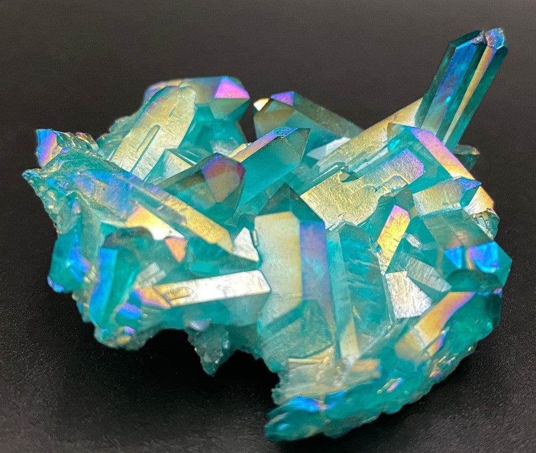 Cluster din piatra semipretioasa de cuart aura turcoaz pe fundal negru