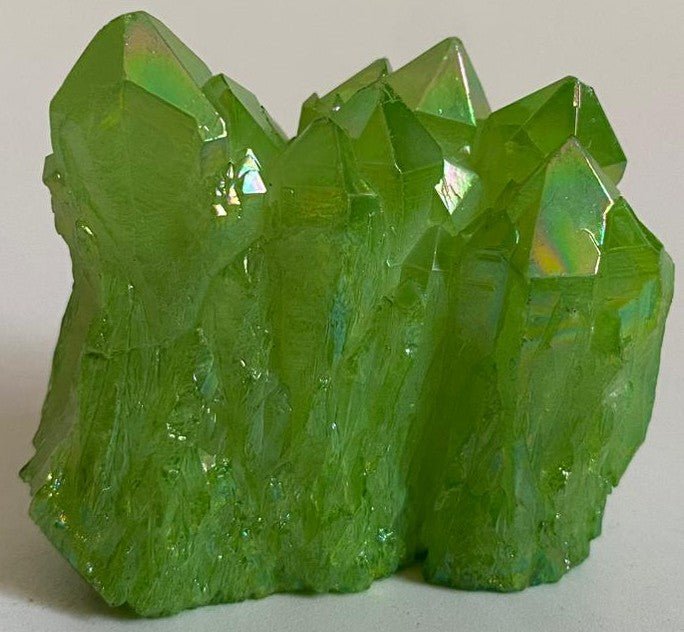 Cluster din cristal de cuart aura verde pe fundal alb