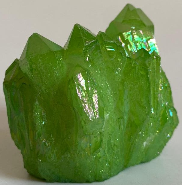 Cluster de 5.7cm din cristal de cuart aura verde pe fundal alb
