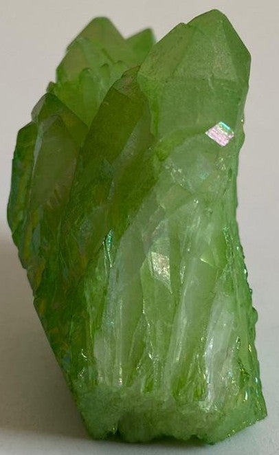 Cluster decorativ de 5.7cm din piatra semipretioasa de cuart aura verde pe fundal alb