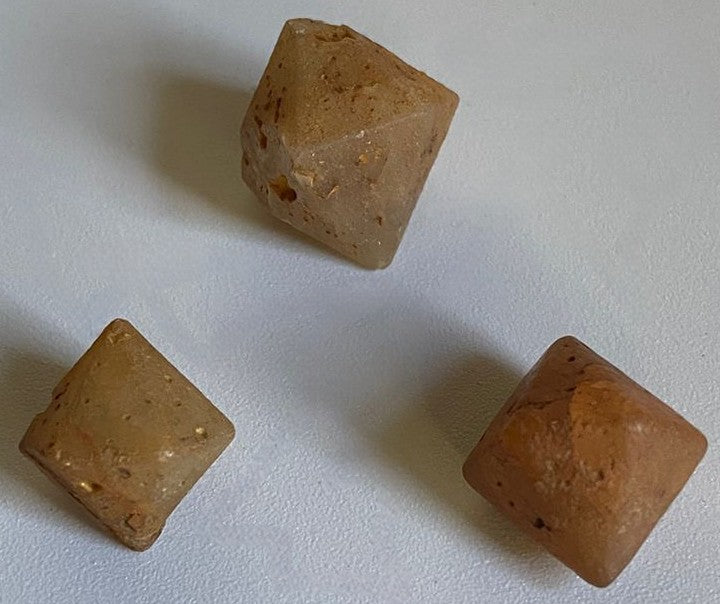 Piatra bruta din cristal de cuart beta pe fundal alb