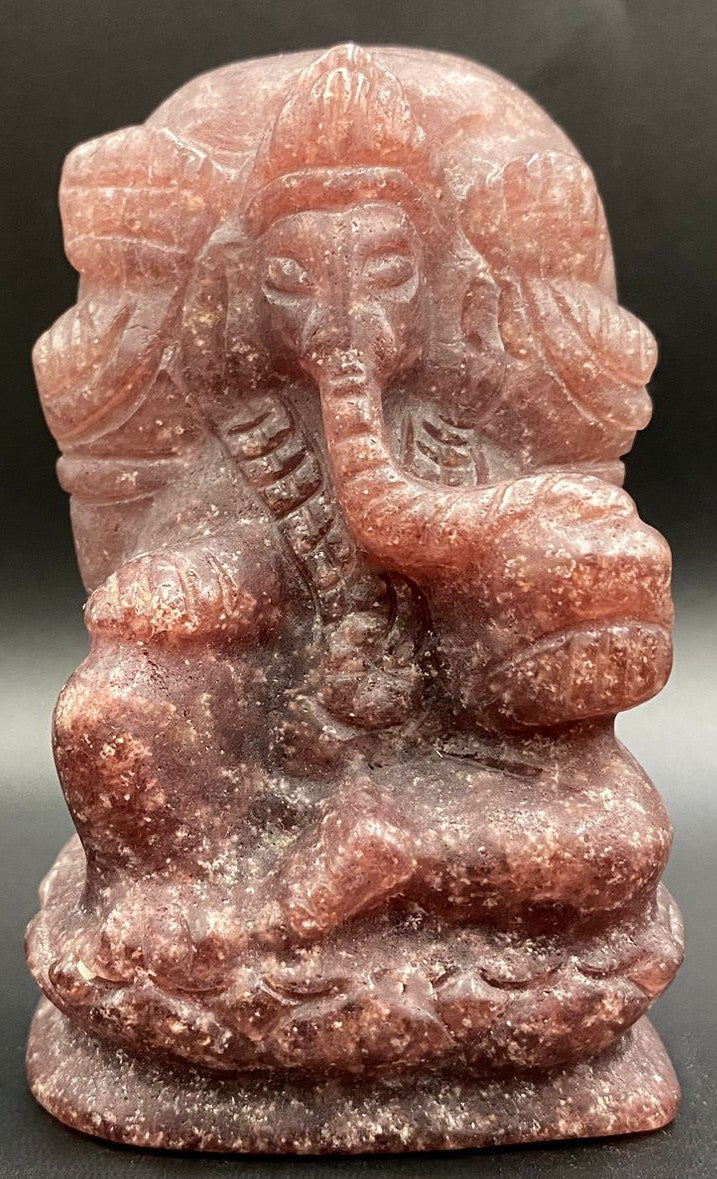 Ganesha din piatra semipretioasa de cuart capsuna pe fundal negru