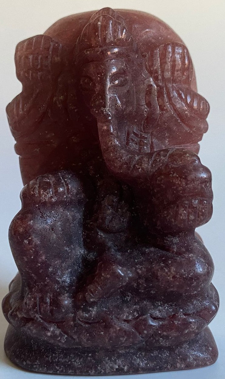 Ganesha din piatra semipretioasa de cuart capsuna pe fundal alb
