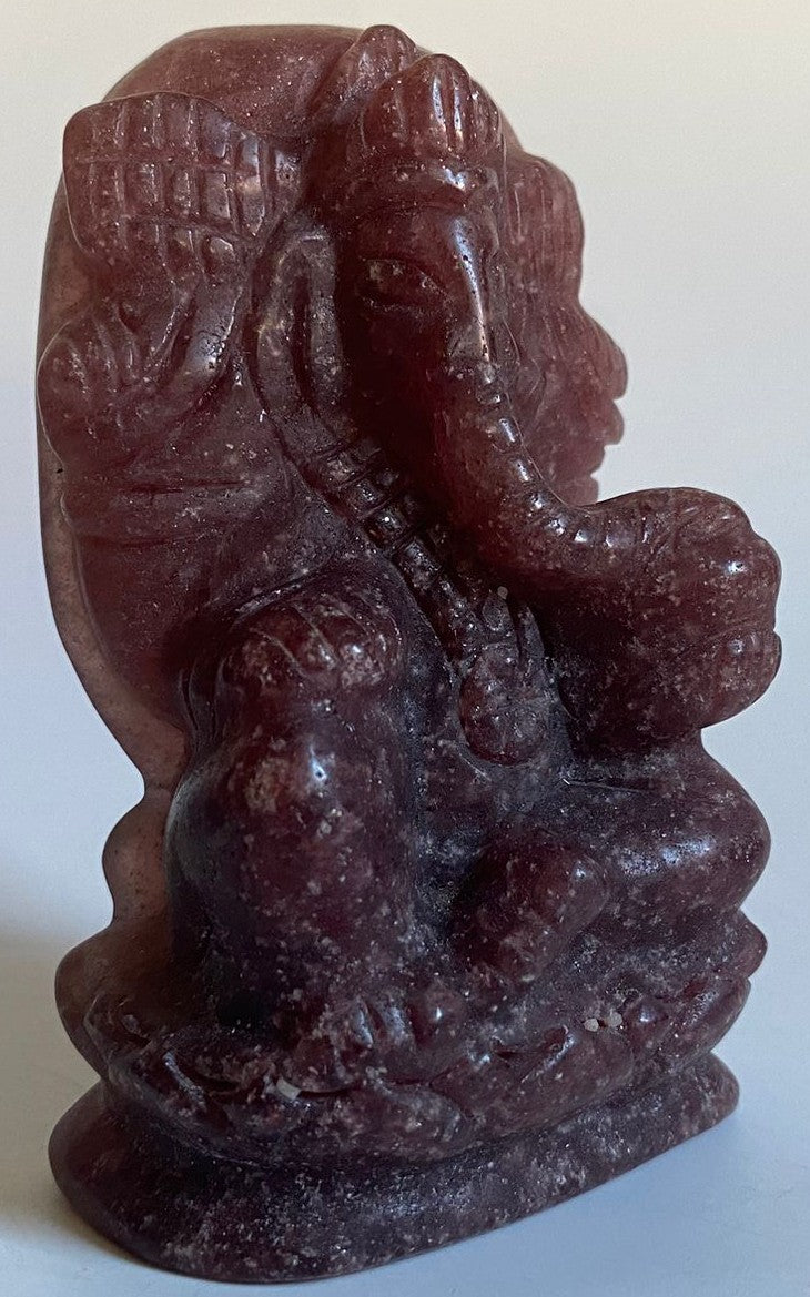 Ganesha din cristal de cuart capsuna pe fundal alb