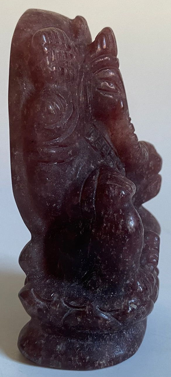 Ganesha de 9.6cm din piatra semipretioasa de cuart capsuna pe fundal alb
