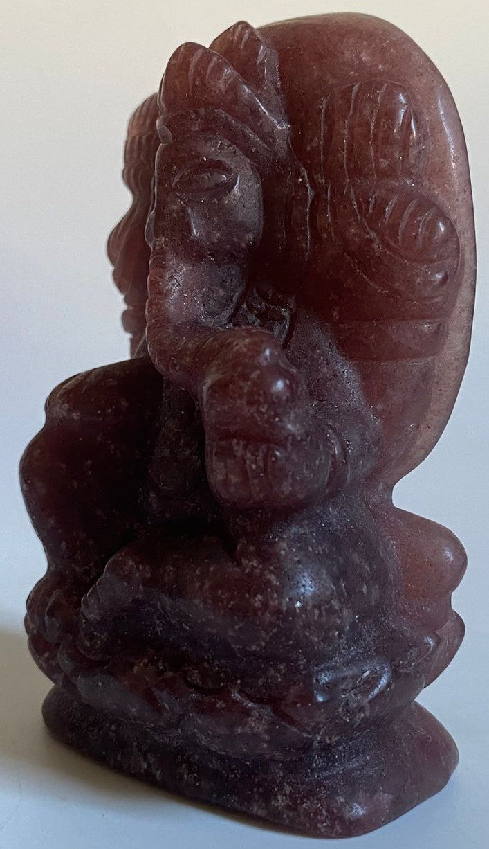 Ganesha de 9.6cm din cristal de cuart capsuna pe fundal alb