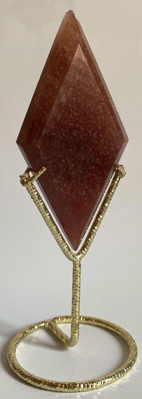 Romb din cristal de cuart capsuna pe suport metalic cu fundal alb