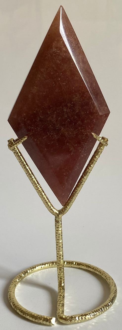 Romb de 9.9cm din piatra semipretioasa de cuart capsuna pe suport metalic cu fundal alb